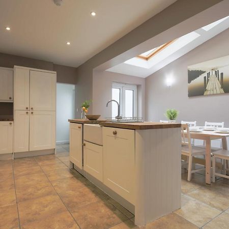 Spacious 4 Bedroom House- Walking Distance To City Centre & Great Backyard 卡迪夫 外观 照片