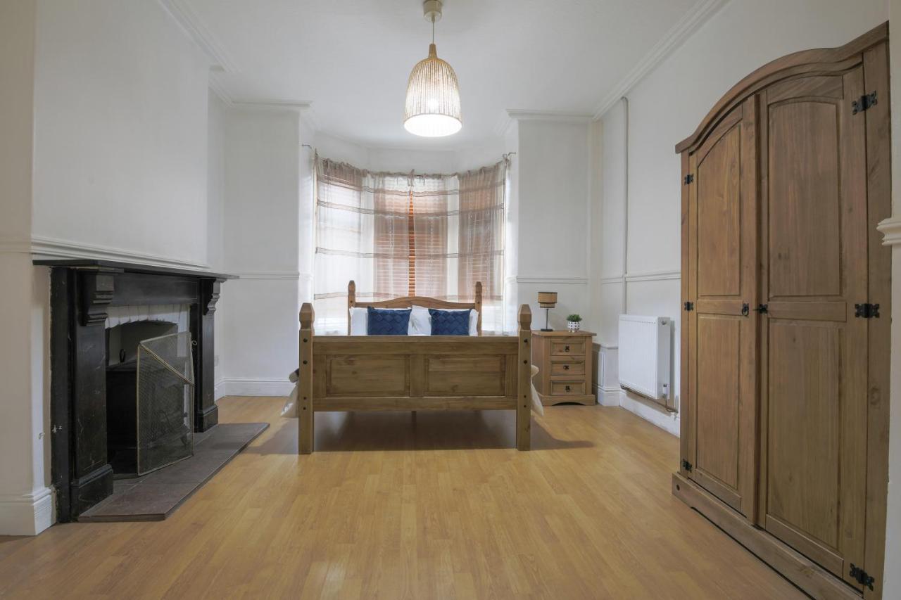 Spacious 4 Bedroom House- Walking Distance To City Centre & Great Backyard 卡迪夫 外观 照片