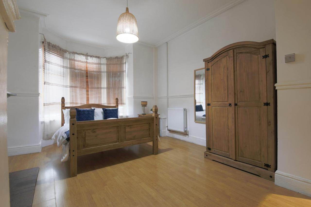 Spacious 4 Bedroom House- Walking Distance To City Centre & Great Backyard 卡迪夫 外观 照片